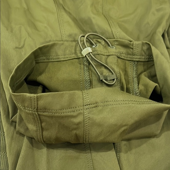 The North Face Forest Olive Mountain Capri Pants Side Pock XL/Regular Brand New - Picture 5 of 6
